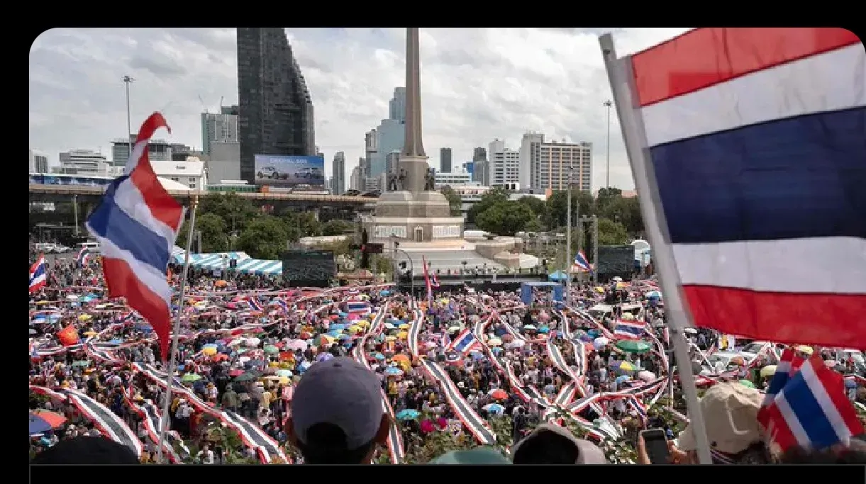 泰国红衫军又上街了，因为洪森的挑拨6月28日，泰国多个政治派别在曼谷胜利纪念碑