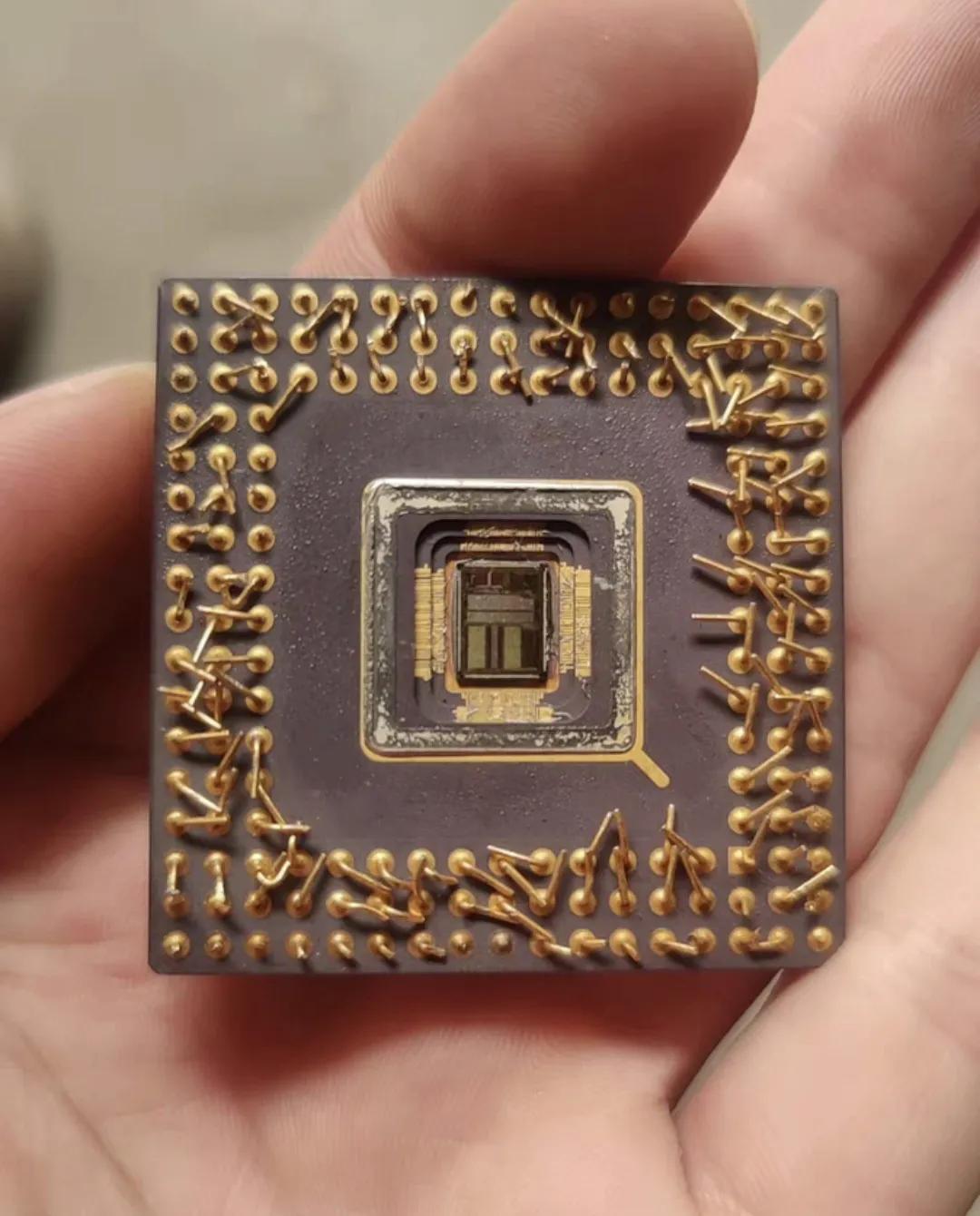 垃圾堆捡来的486纳米的CPU，挺大个的，跟火柴盒那么大，周围的插脚都弄歪了，这