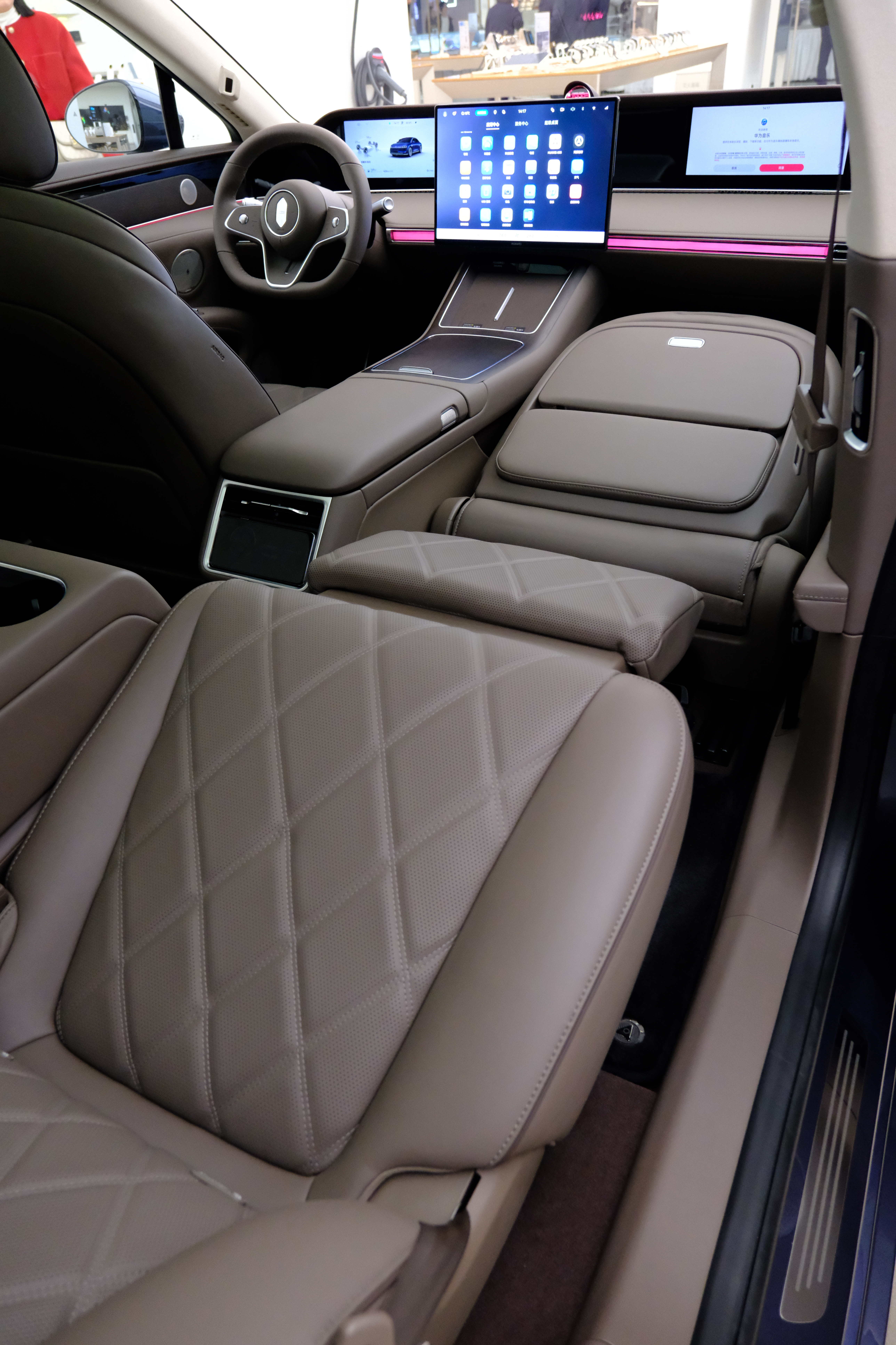 新款享界S9是标配副驾零重力座椅、大五座的，这个版本的前后排和S9T几乎是一模一