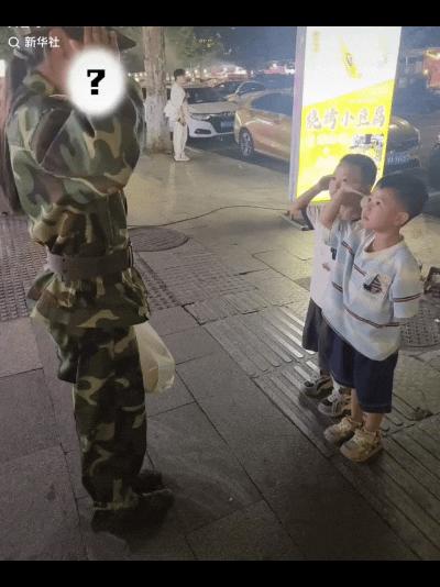 “上新华社了！”贵州遵义，军训结束一女生穿着迷彩服走在街上，突然两个小朋友跑到她