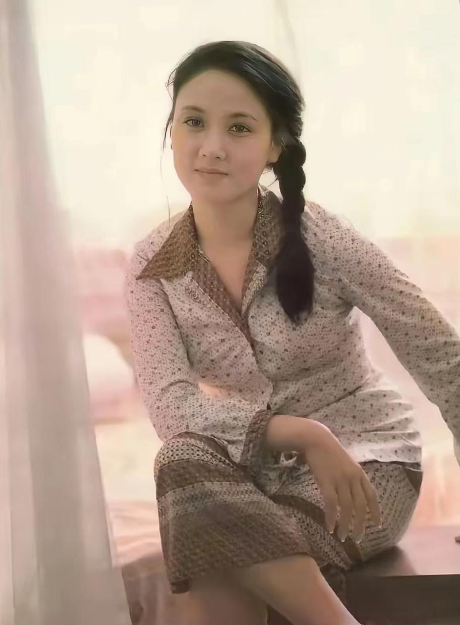 邓婕年轻时候真绝了！那双眼睛会说话，睫毛浓密得像小扇子，皮肤白到发光，往那儿一站