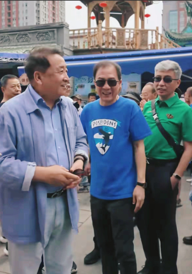 姜昆大概也没料到，自己一趟新疆之行居然能冲上热搜——火的不是他的名气，也不是