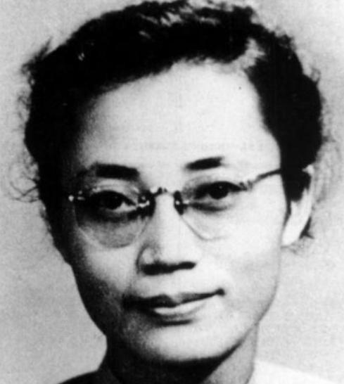 1950年，被折磨到体无完肤的萧明华，听闻敌人要枪自己，突然，抬头说:“我可以招