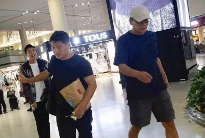 2017年，俞灏明在机场偶遇了刘烨，就开心的飞奔过去打招呼，大喊：“哥！”然后一