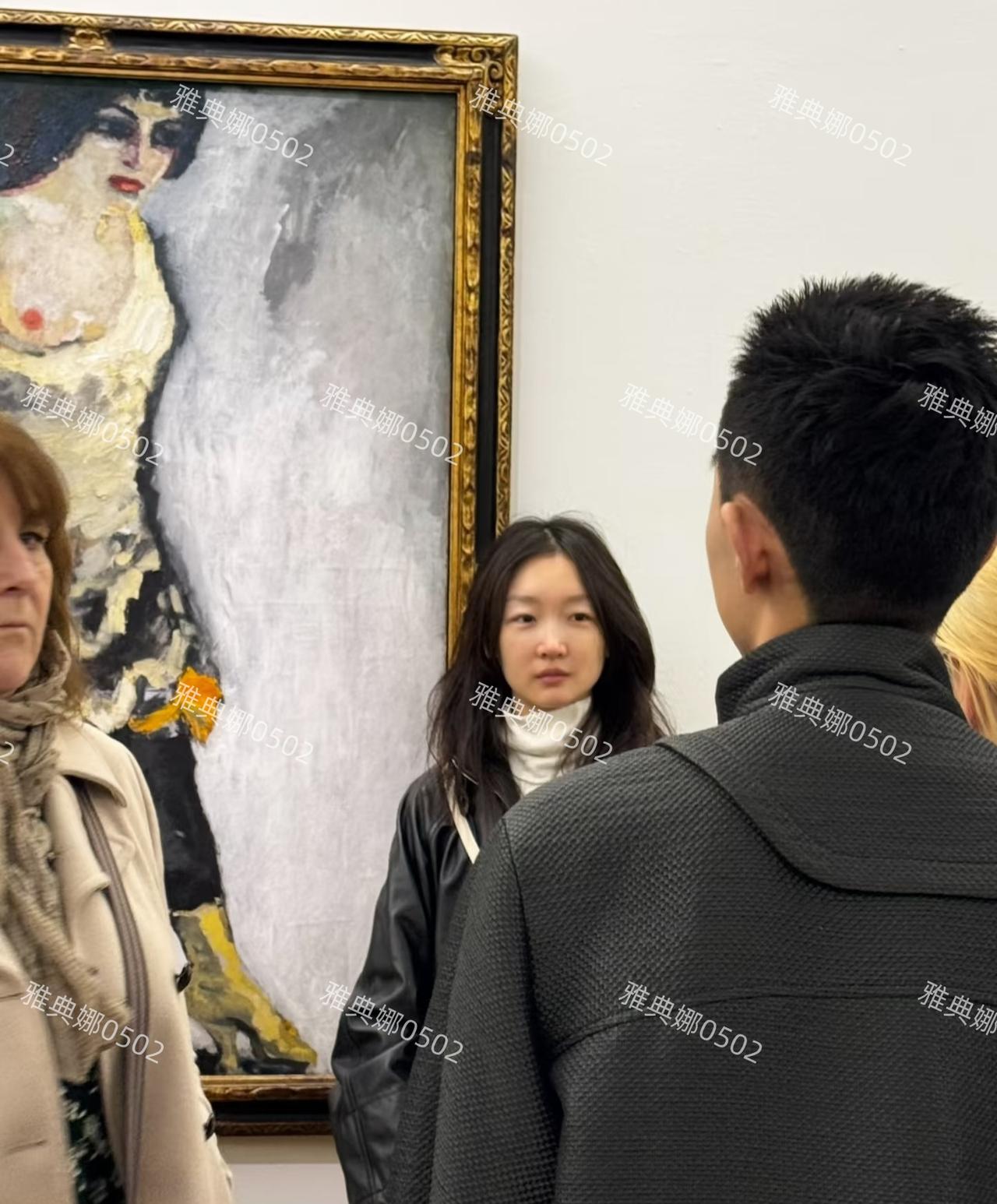 巴黎偶遇周冬雨，本人个子不高皮肤很白脸很小，虽然她从出道开始就一直走的是清纯气质