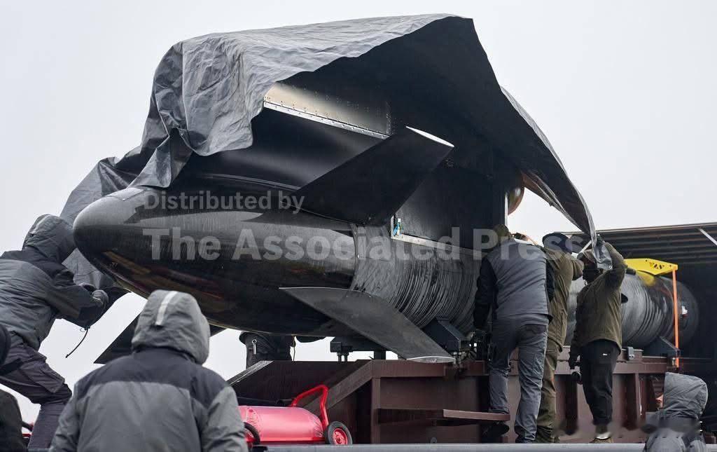 美联社发布了乌克兰FP-5“火烈鸟”巡航导弹准备发射时的新照片。火烈鸟巡航导