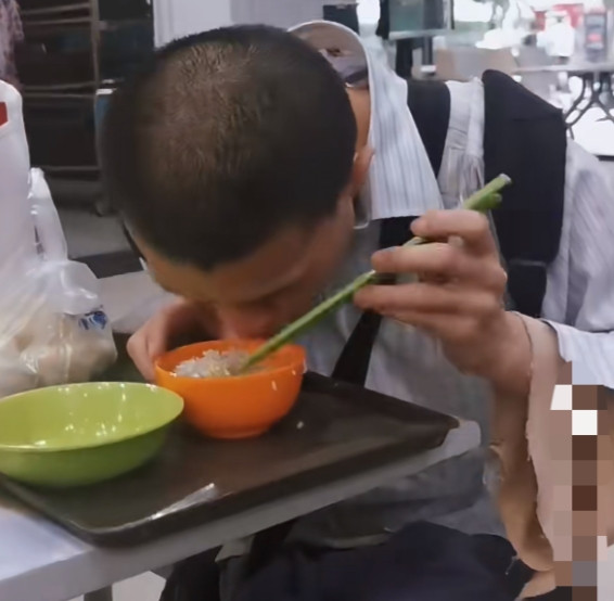 韦东奕不吃肉原因曝光！一句"太残忍"看哭网友：馒头配白粥的数学大神，内心藏着最温柔的善意