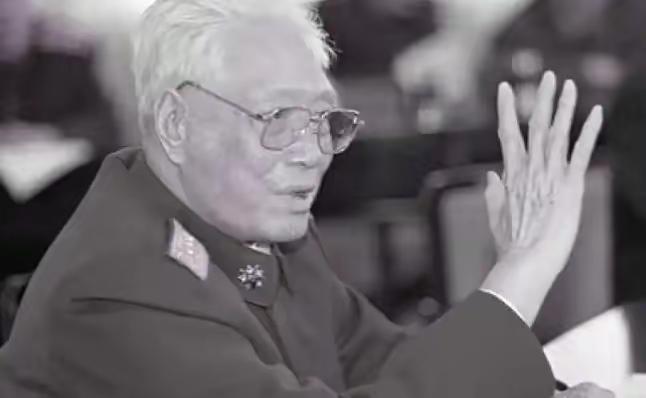 🌞1952年3月，张震调任作战部长，乘火车抵京时，看到接站，居然是副总参谋