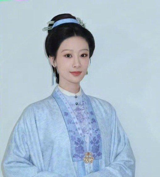 当34岁的杨紫亲手关上春晚这扇顶级流量大门时，整个娱乐圈都沉默了。她接下了一部