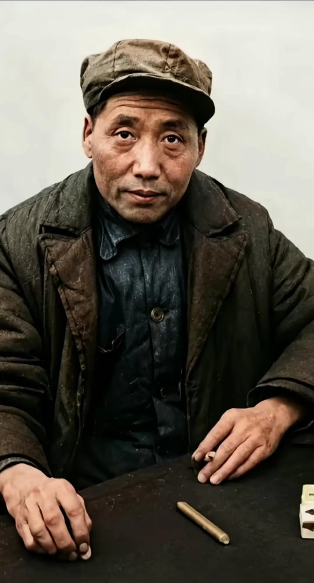 这张照片上的毛主席，是走完长征后，他老人家的模样，他身穿破旧的军大衣，面黄肌瘦，