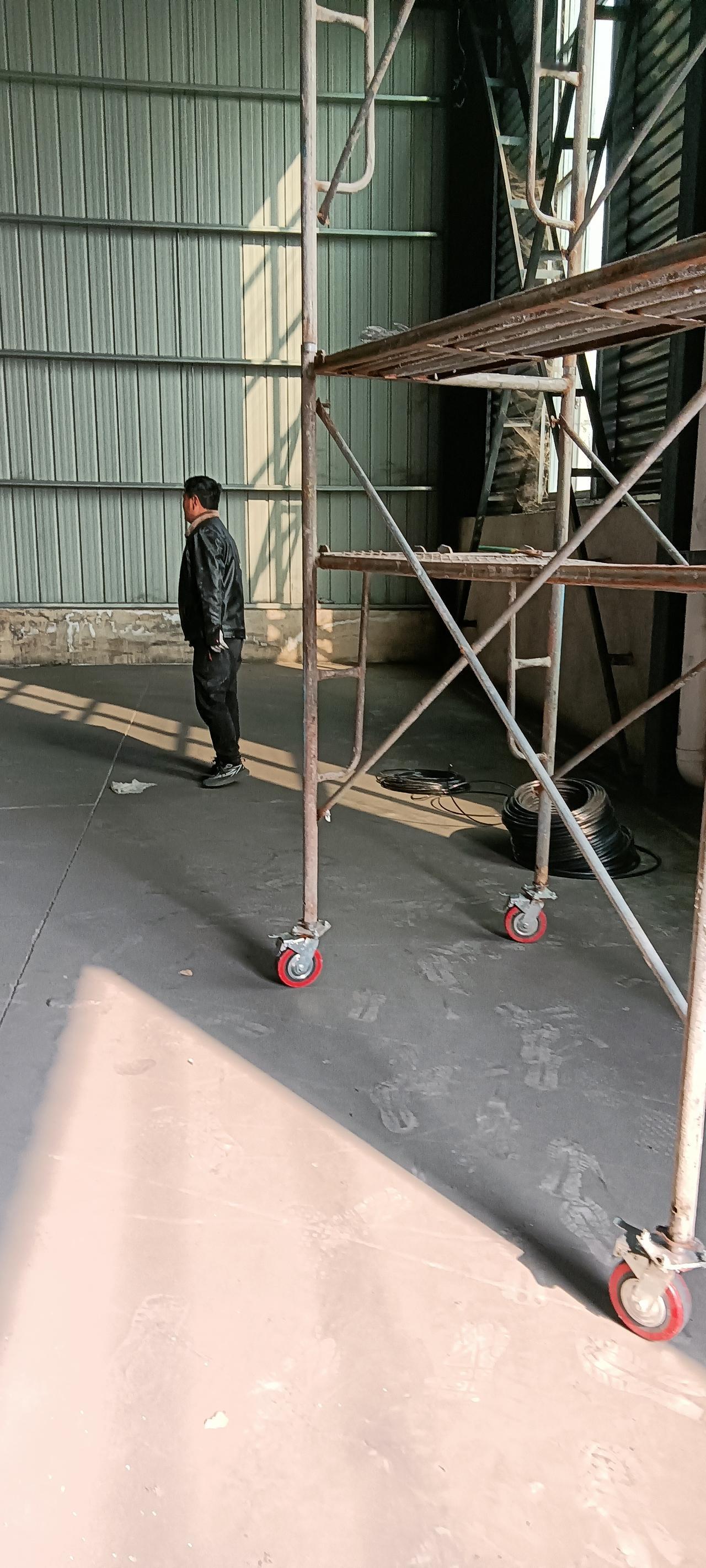 为啥工地宁愿用带轮脚手架，也不搭固定架子？刚路过这个厂房工地，我就发现个事