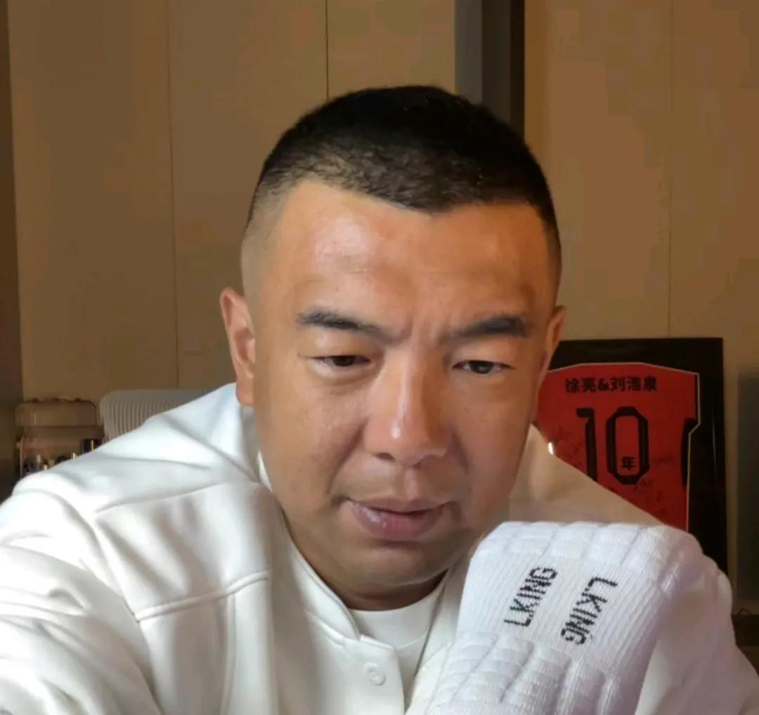 前国脚徐亮在直播间驳斥了董路的观点。他表示，U23亚洲杯的比赛，派出平均年龄小