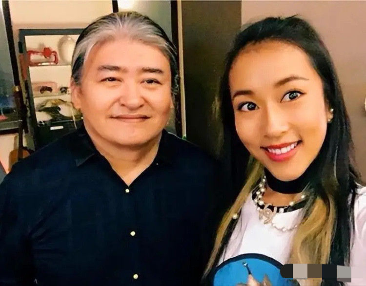吉克隽逸，悲痛发文！9月26日中午，吉克隽逸在社交平台发文悼念恩师刘欢，开篇写下“吾师远去，悲痛难抑