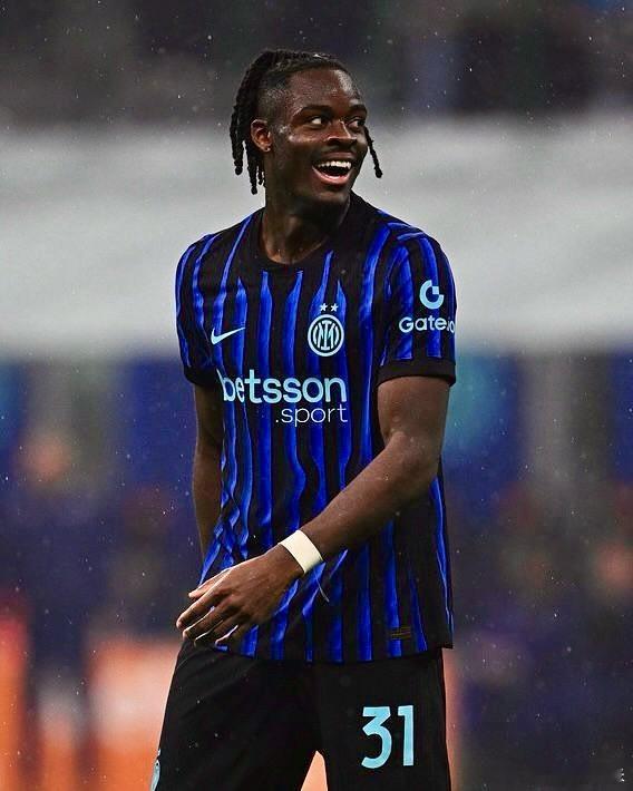 米兰体育报：阿坎吉在右中卫的主力地位无可撼动，比塞克将频繁身披中后卫的新战袍。这