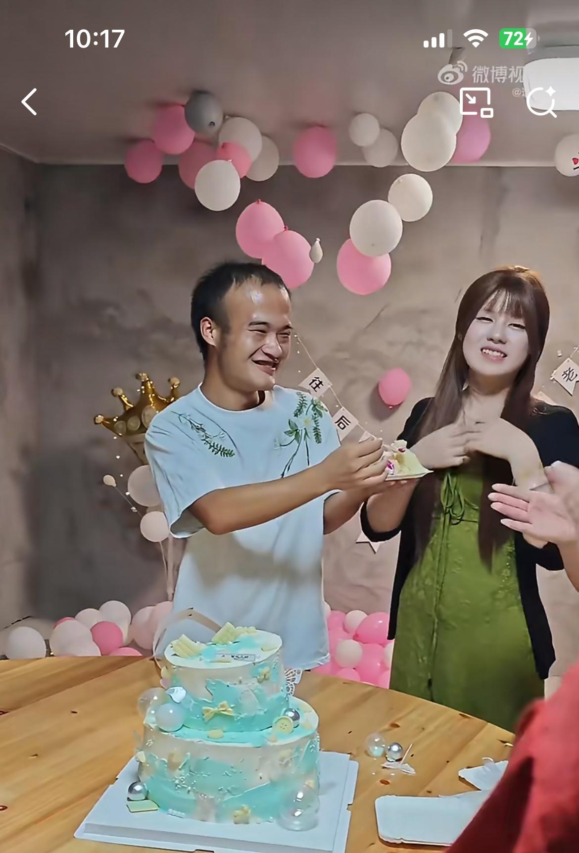 大家看看这一对般配吗？一场农村订婚仪式，老实男生和时髦女生订婚。现场众人起哄，