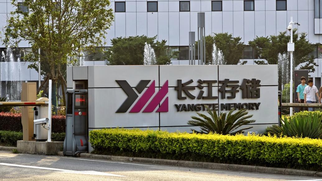 美国万万没想到，100%中国国产化的长江存储，正在美国狂扁美国人被美国断供后