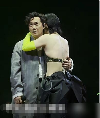 陈奕迅这表情真是让人捉摸不透了！我当时就在那场演唱会的内场，真的要被网上那些