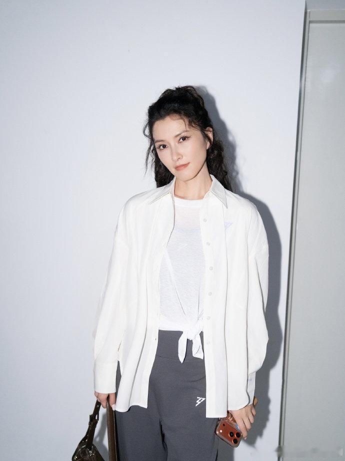徐洁儿徐洁儿谈30岁后的变化徐洁儿说自己是半百少女姐姐心态真的绝了，从容优雅又自
