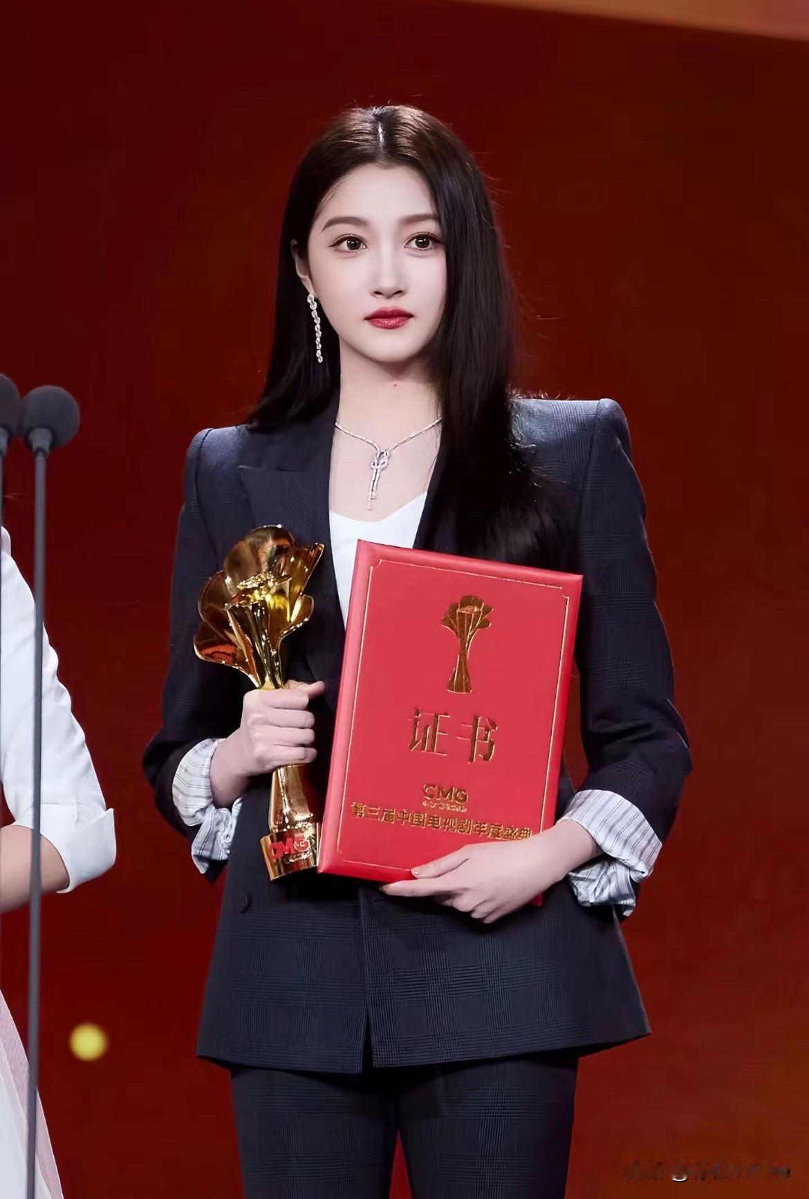 12月25日，关晓彤有着最勇敢的19岁点开热搜的吃瓜群众，有多少跟我一样，想到