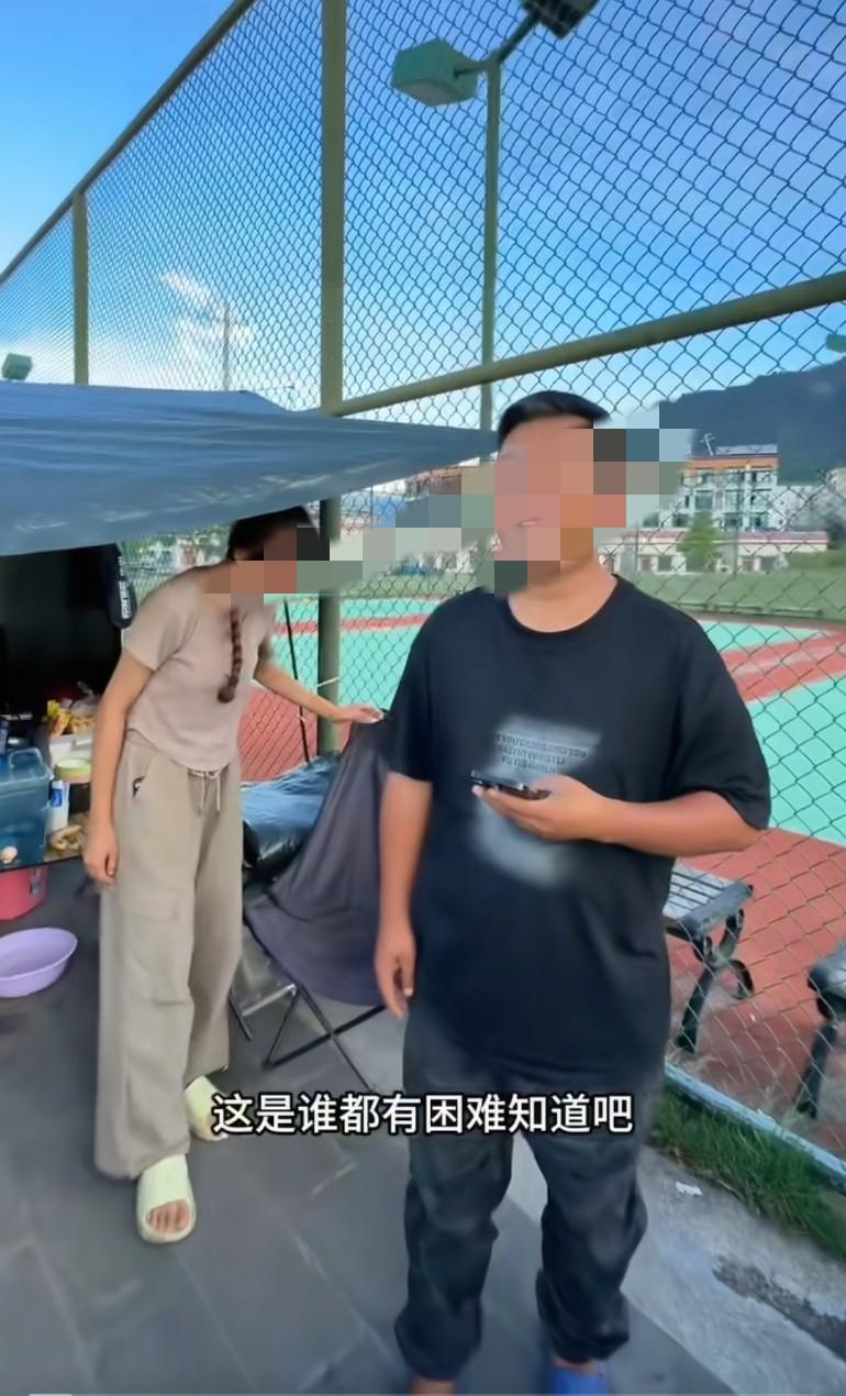 50岁大叔和20岁女孩结伴骑行翻车，大叔花了3万多到达终点女孩突然失联，微信电话