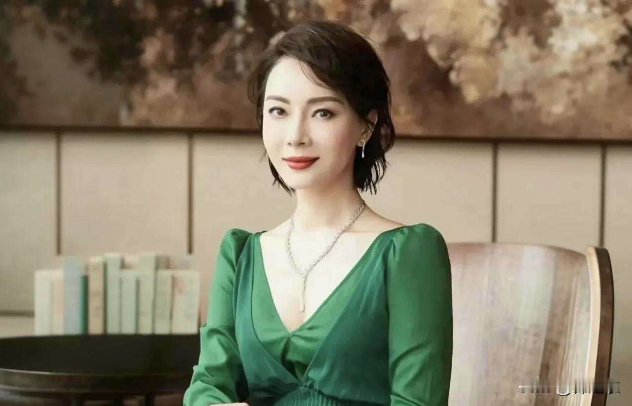 同不理解为什么那么多人骂陈数，毕竟她旅游有点状况不是很正常的嘛，那英这么行不是也