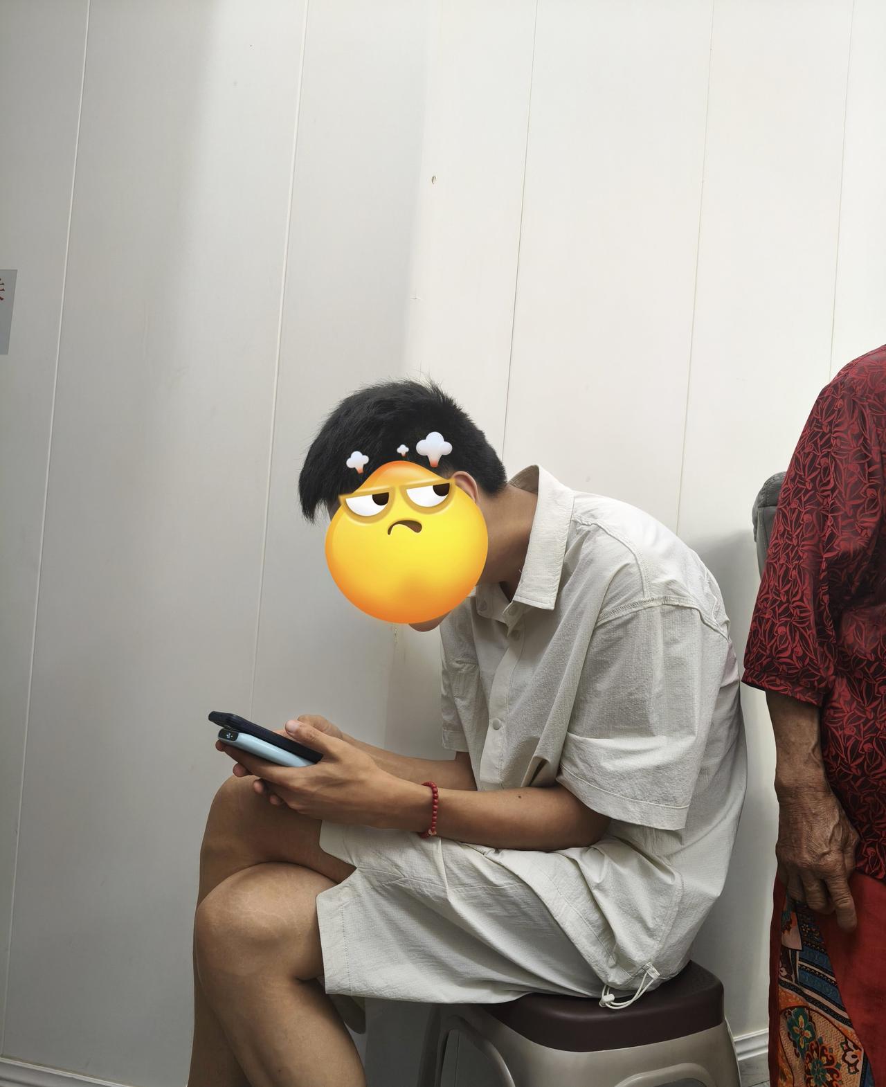 吃完喜酒，在棋牌室边上看到一个男孩在全神贯注玩手机。我顺手拍下来，把照片递到男孩