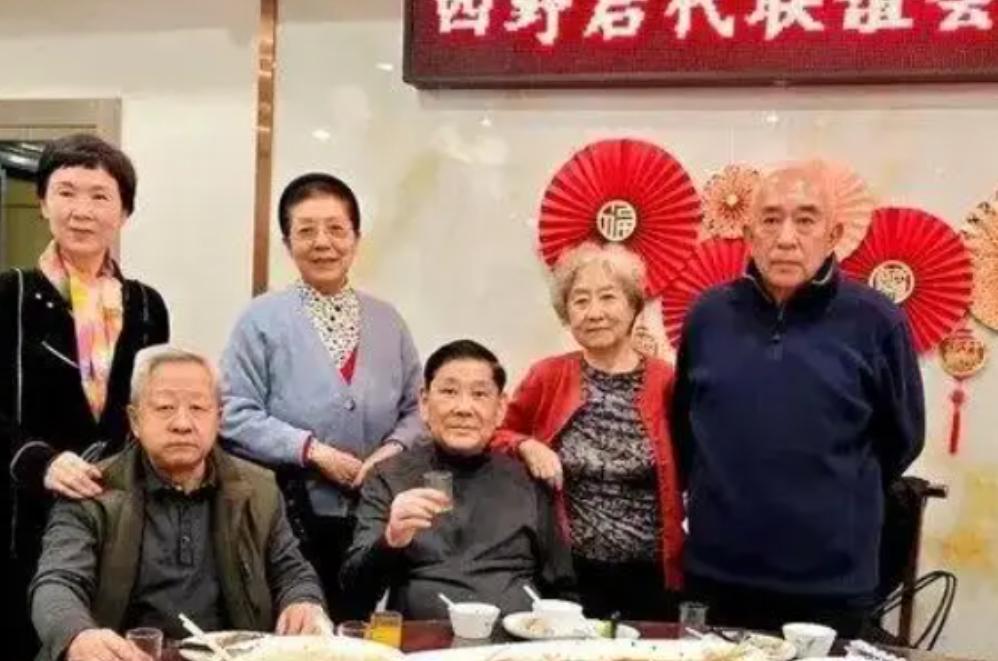 四野后代联谊会有一个不成文的规矩，那就是在每次聚会时，嘉宾们都会默契地按照父辈级