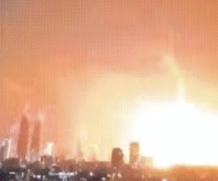 打中了！先声明：这不是烟花秀！而是又要见证历史时刻了！由于以色列的突然袭击，伊朗