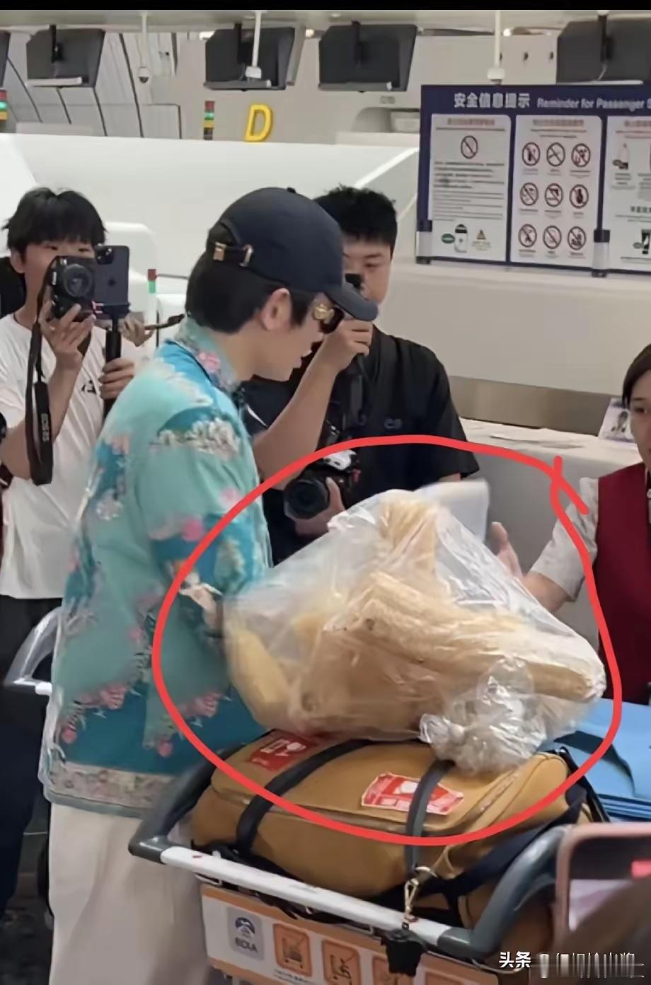 全网都要被丁禹兮笑死了他竟然带着一大塑料袋…老丝瓜瓤，去非洲录制中餐厅了。他一身