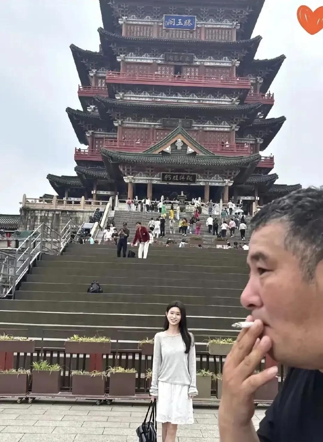 独特的拍摄视角，这到底是拍谁呢？[doge]