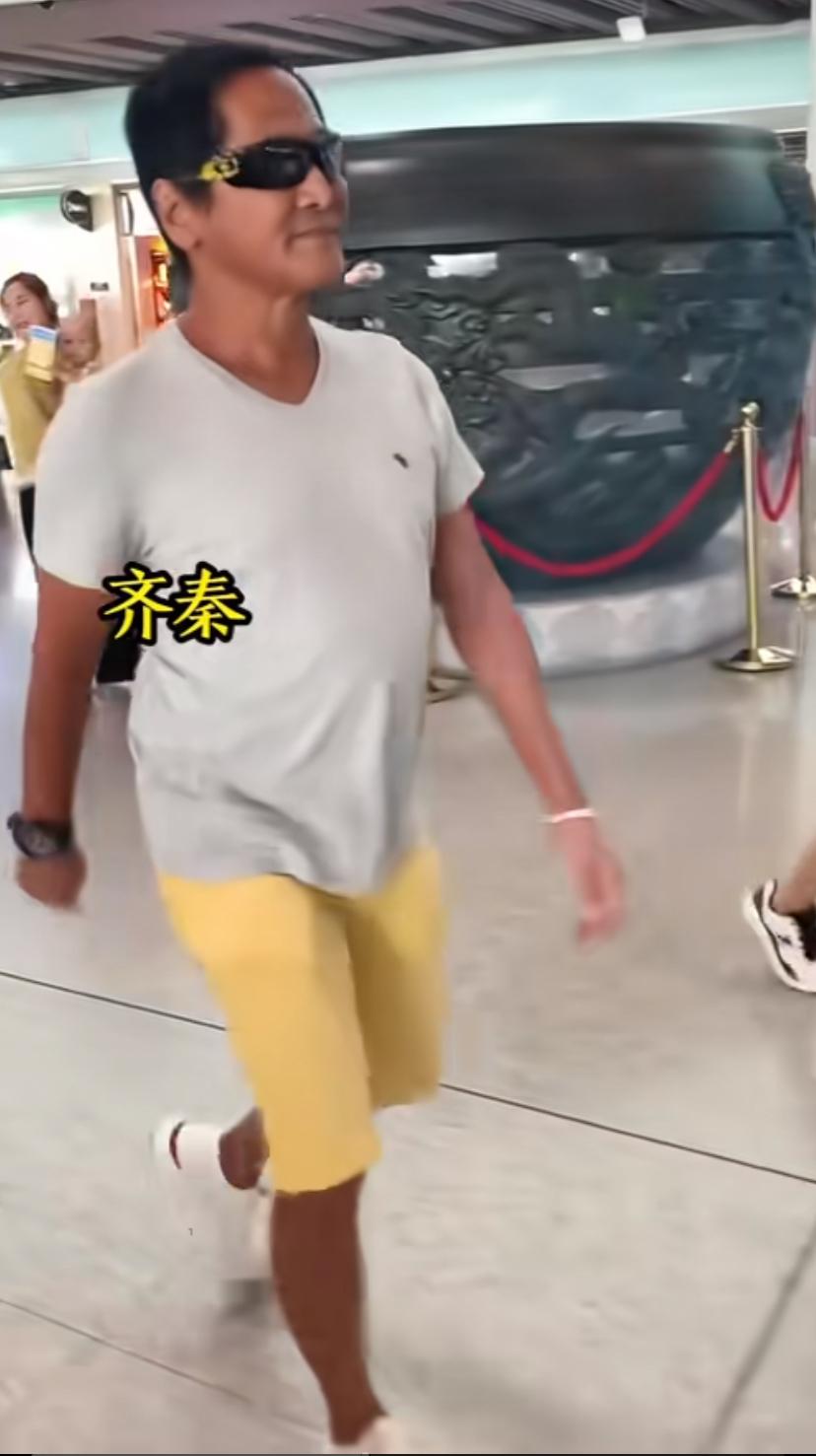 看到齐秦这个样子，才发现他是真的老了！真是一点星相也没有了，大腹便便的，就是一