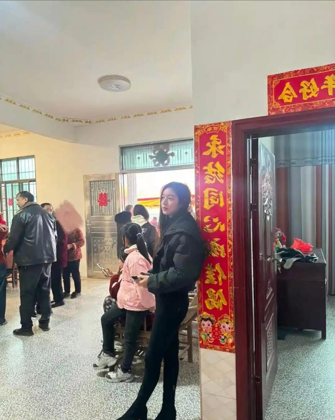 去村里喝喜酒，来早了，遇到一个熟人