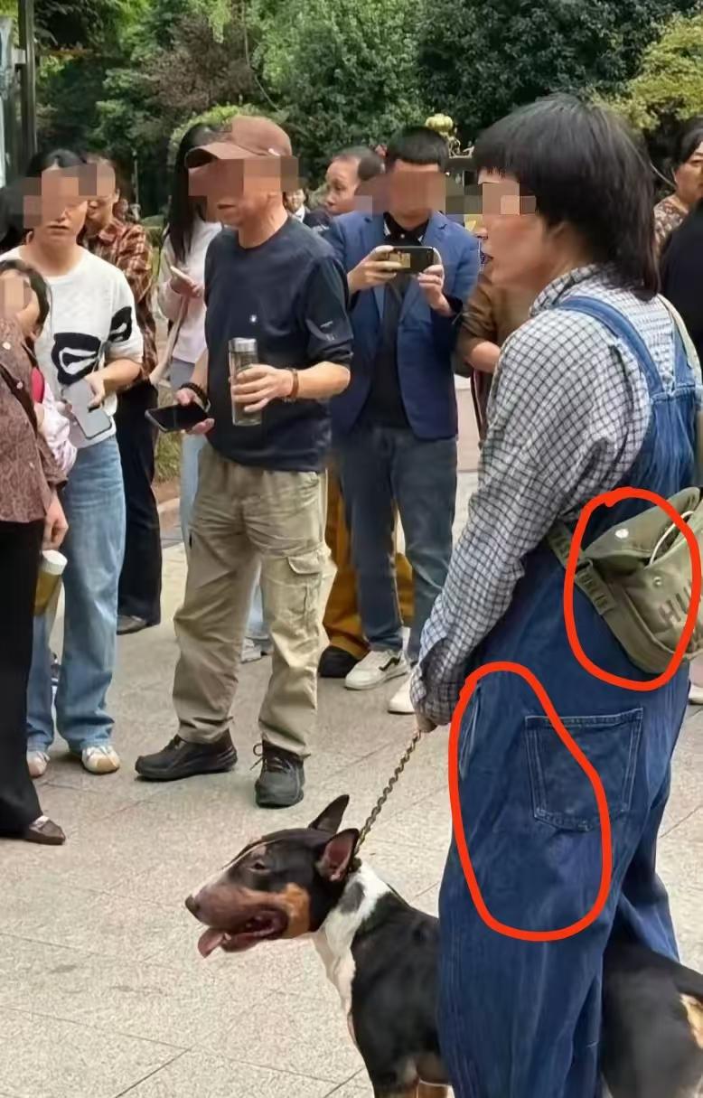 万万没有想到，四川眉山仁寿那个狗主人，一开始以为是个小女孩，穿着格格衬衣，牛仔