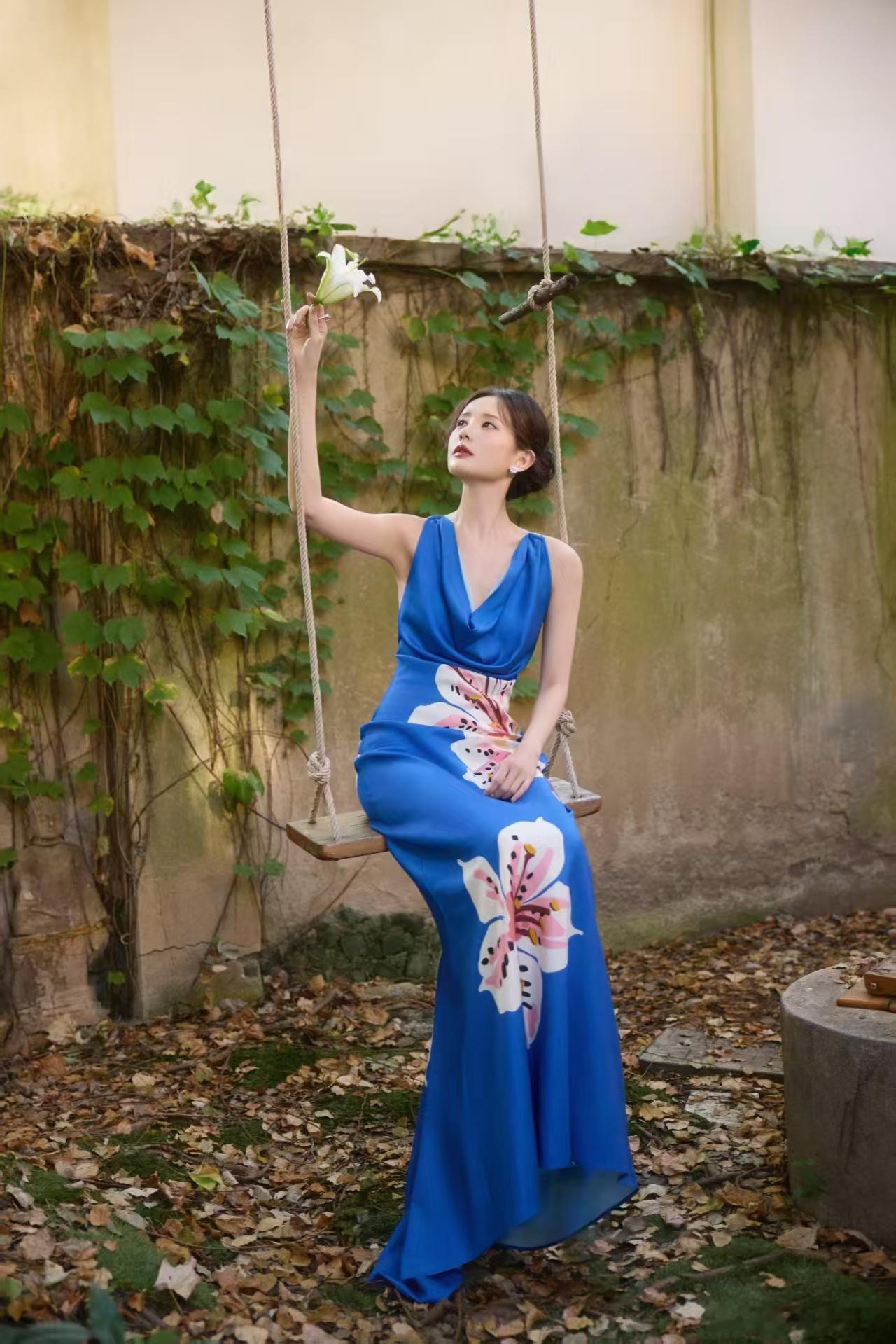 不得不说，李一桐真的太适合蓝色露背裙了！李一桐蓝色露背裙让她的美得到了极致展现