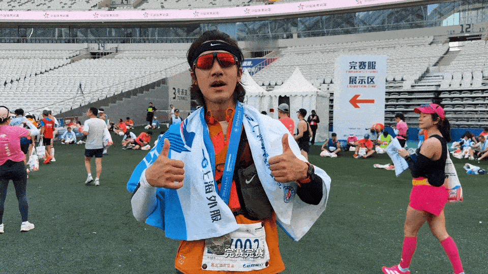 此沙完成42公里马拉松此沙这个体力强的可怕，完成42公里马拉松后感觉还能再跑个