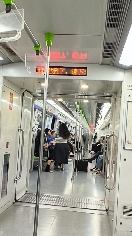 南京地铁六号线刚通的这半个月，三号线的变化真的肉眼可见。之前早高峰从南京南站往