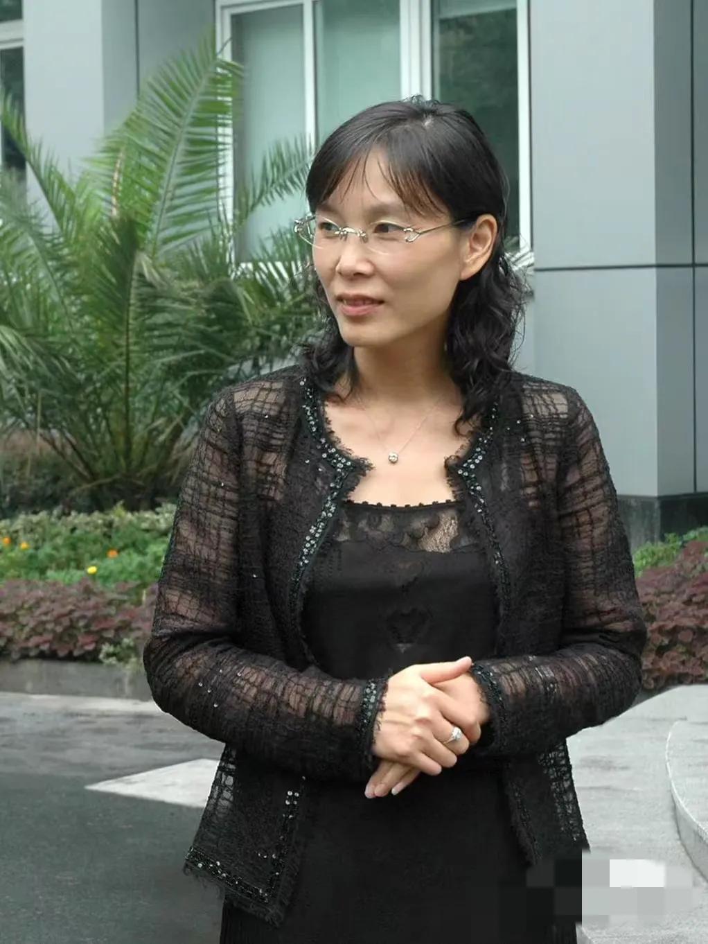 杜建英失算了，孩子都不是中国法律证实的亲子女。说到底还是泥腿子出身的第一代富豪家