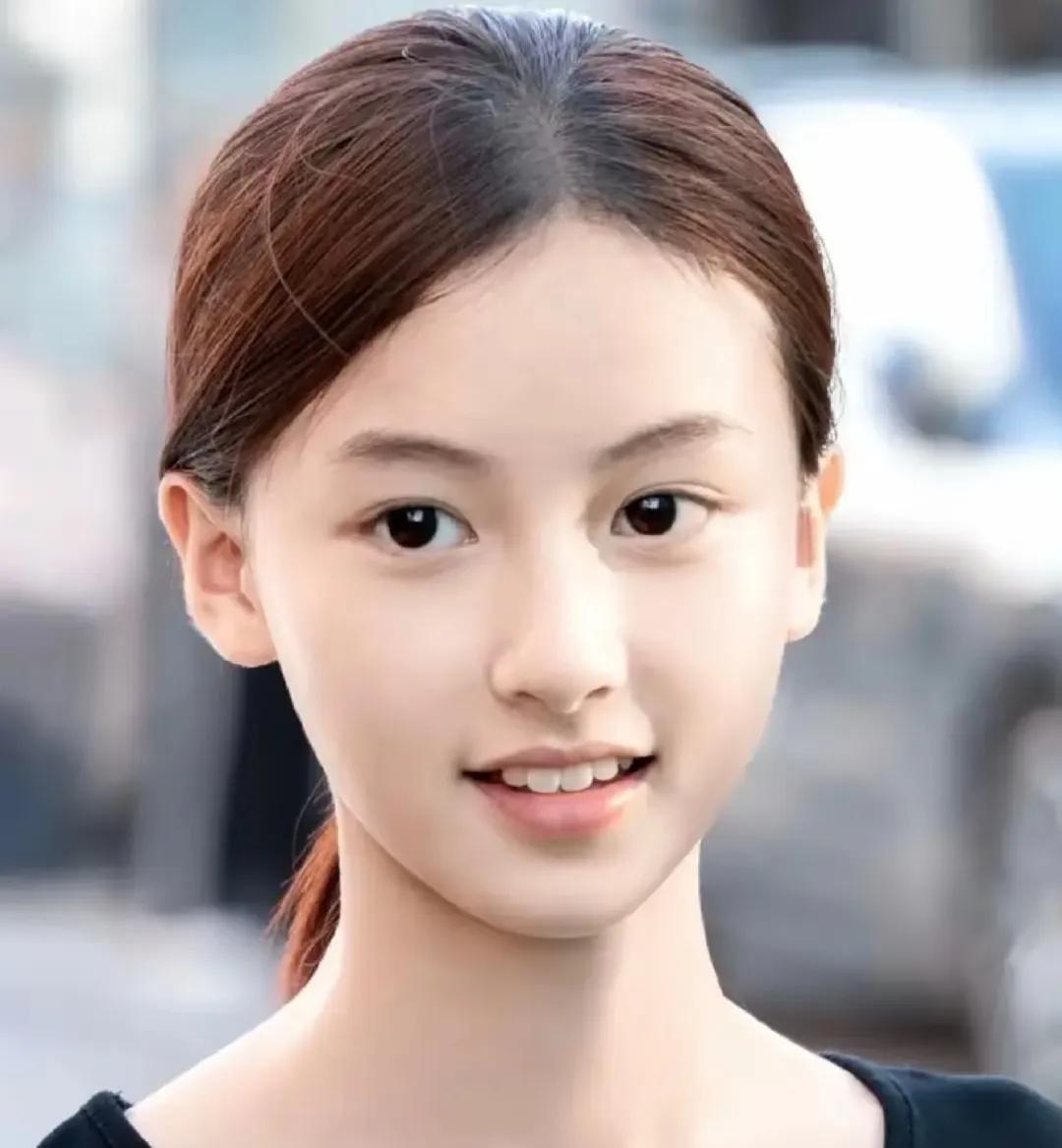 大概率是于正面试七七，没看上，她妈妈当初恨不得把女儿捧到于正公司门口了，还能舍得