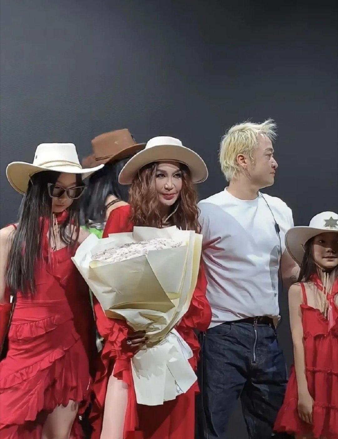 59岁的温碧霞都到当奶奶年龄的人了，还那么幼稚向设计师索吻。当天她出席走秀活动，