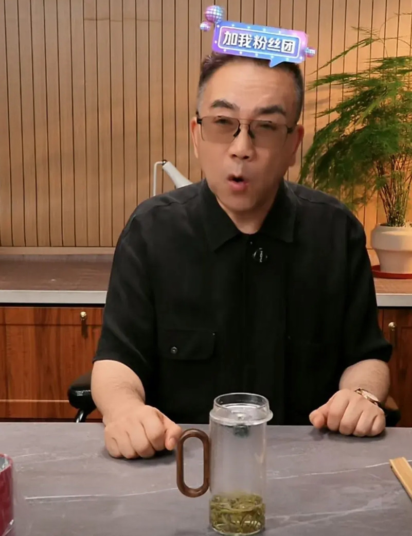 杨议和徒弟嘲讽岳云鹏实属不应该！随着杨少华的去世，德云社也送了花圈，之前的恩怨应