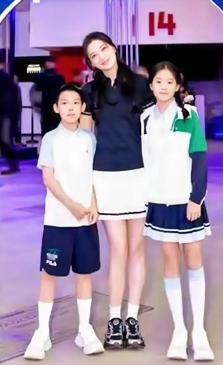 梅婷的俩宝贝不像她。儿子帅气，女儿秀气。俩孩子都像妈妈的大长腿，浑身透着书卷气，