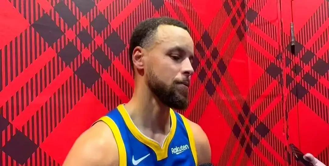 别再拿库里和科比比了，根本不一样。科比最后三年，拖着一条跟腱断裂过的腿起跳