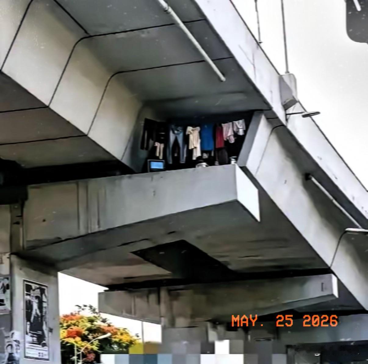 几百平桥洞被抢空！有人眼红吵架，谁愿意主动住桥下？2026年5月网上一处数百平米