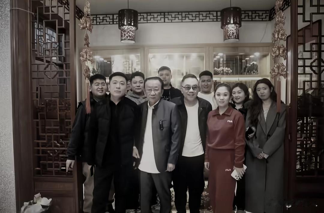2025年，相声演员杨议收徒摆知仪式的合影。站在C位中间的是侯耀华，旁边是杨议，