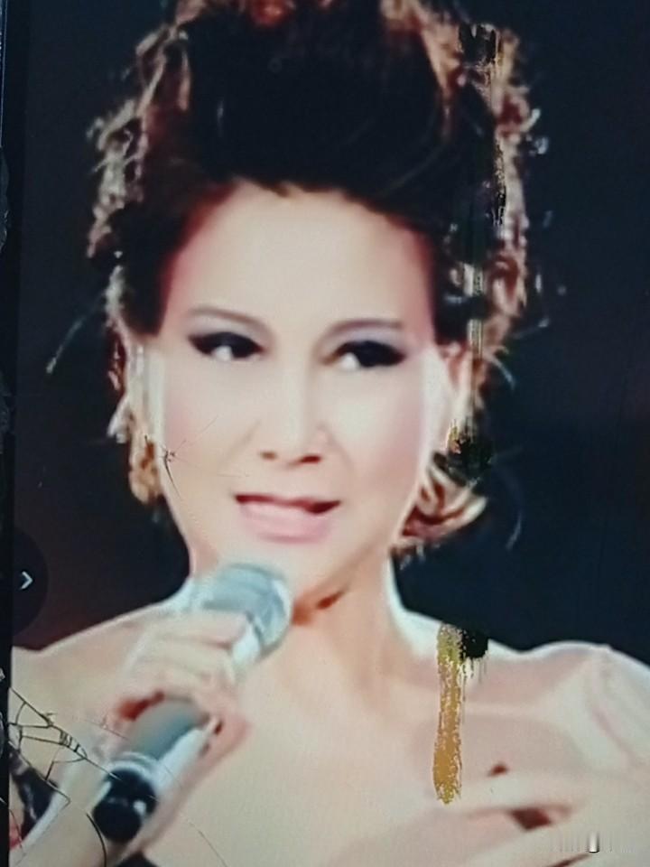 甄妮，原名甄淑诗，1953年生于澳门，是华语乐坛的传奇人物，集歌手、演员、主持