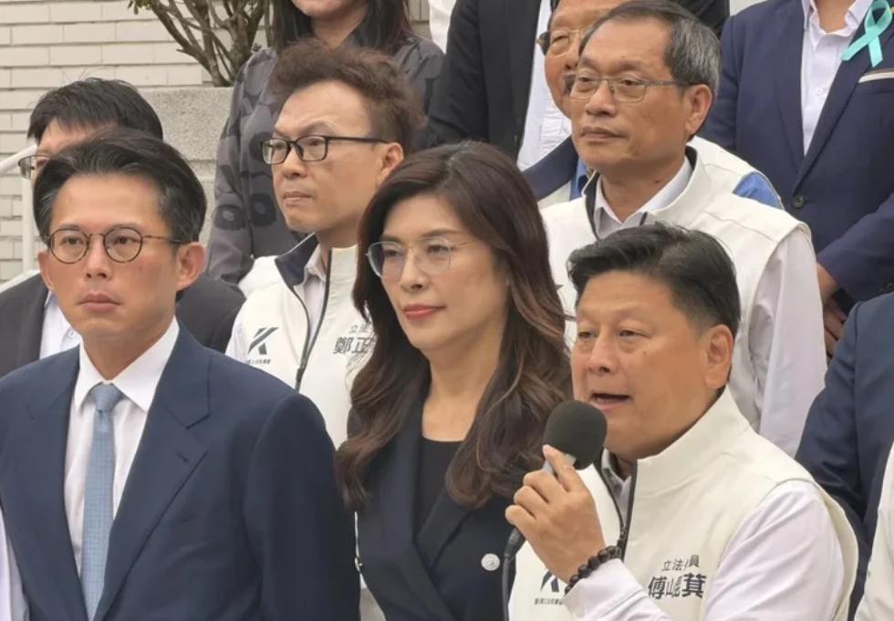 7800亿军购案通过，最尴尬的恐怕是郑丽文，赵少康嘲讽她“小心政令不出中央。”