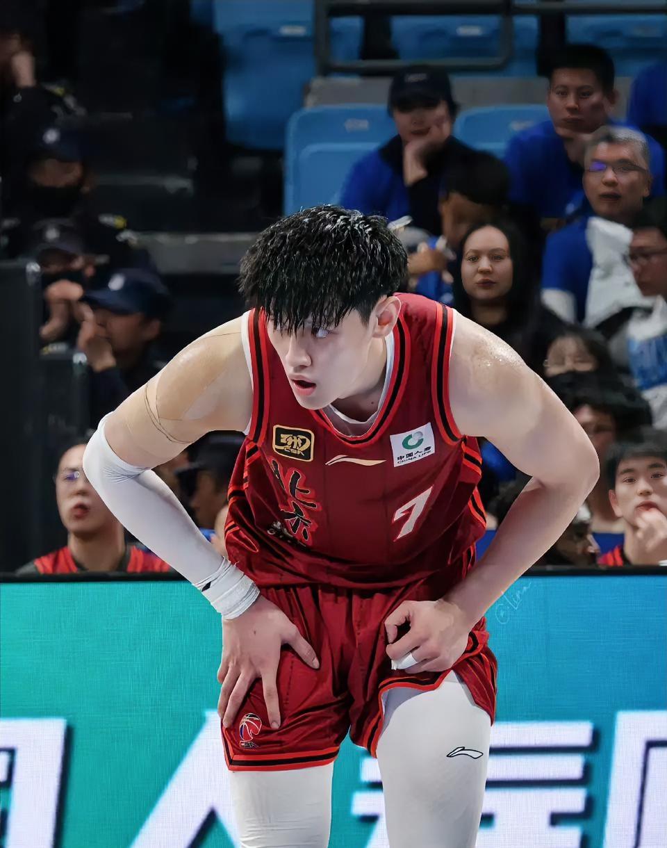 周琦伤退，CBA常规赛北京84-90不敌山西，这4位球员必须为输球负责！1. 