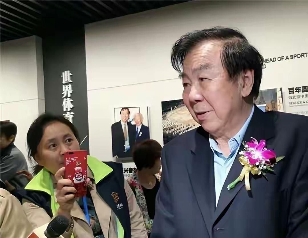 袁伟民退休后深居简出，很少公开露面。86岁的他告别赛场与官场，不再参与女排相关决