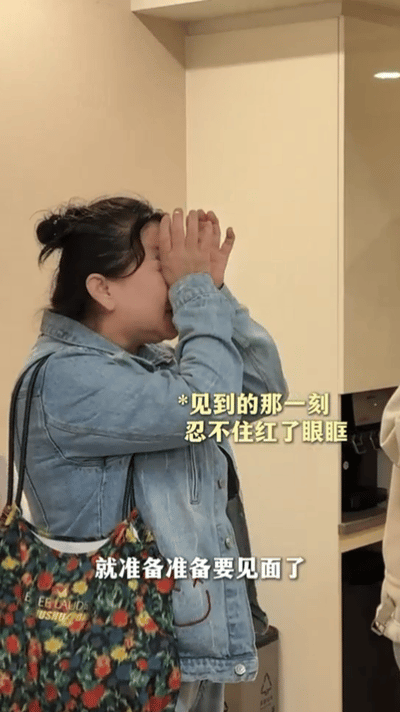 36岁谈莉娜剖腹产产子恭喜谈莉娜喜提人类幼崽！小手牵大手的同框太好哭了😭 不