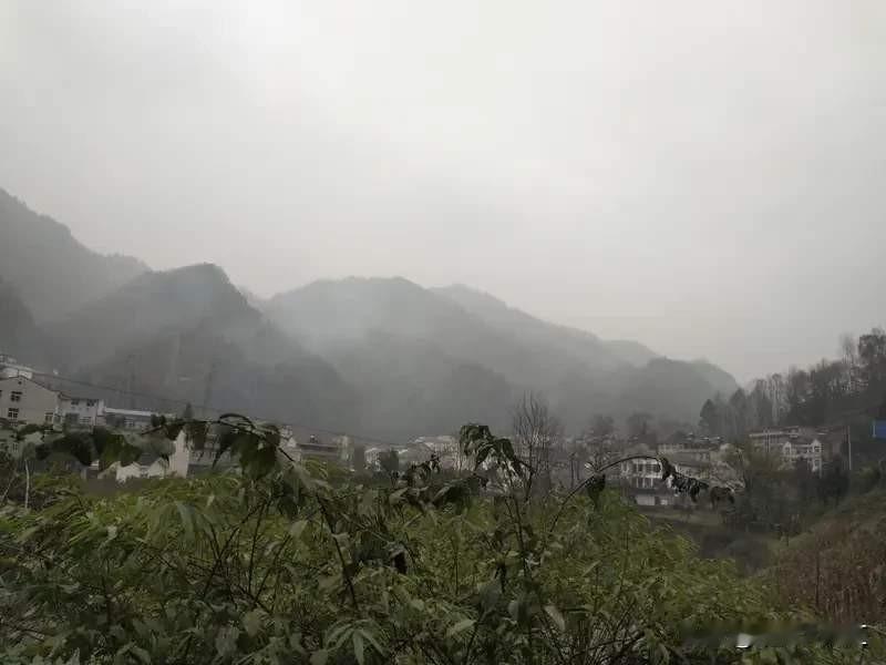 12月10日11时20分，甘肃临夏州永靖县盐锅峡镇黄茨村发生滑坡。截至13日18